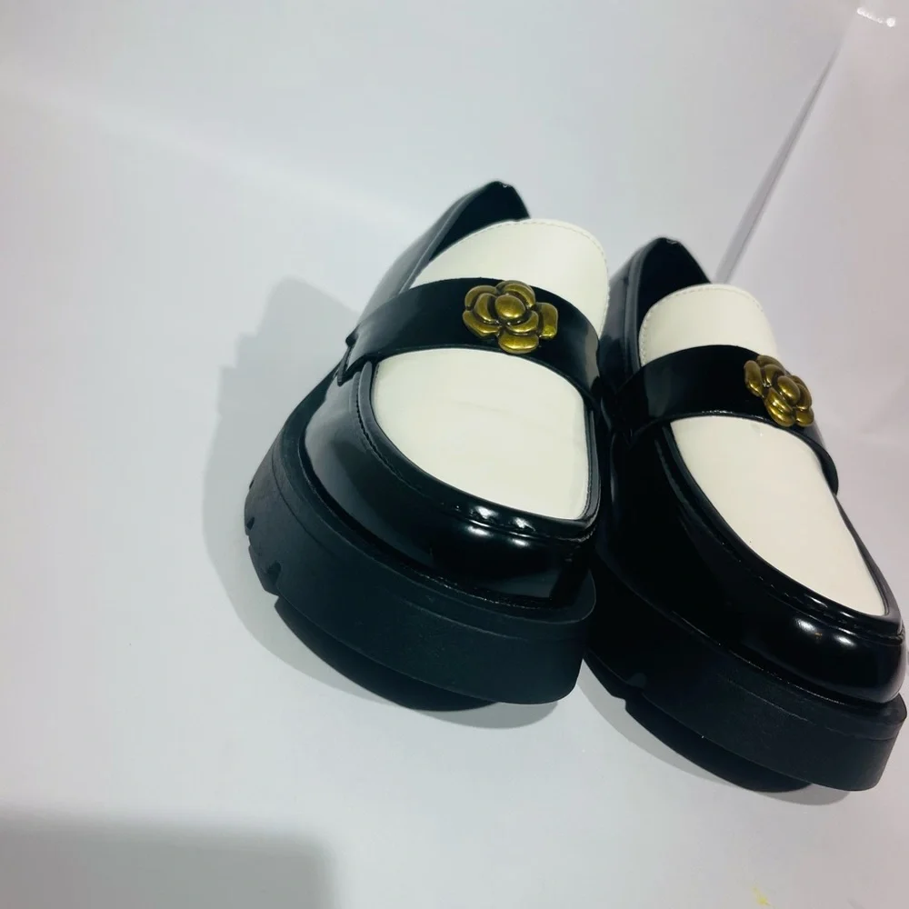 Elegant Black and White Loafers - Picture 7 of 13